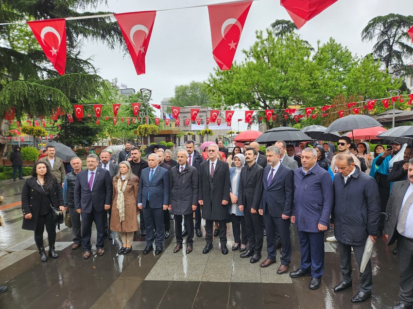 24. Uluslararası Karadeniz Tiyatro Festivali Atatürk Anıtına Çelenk Sunumu ile Başladı