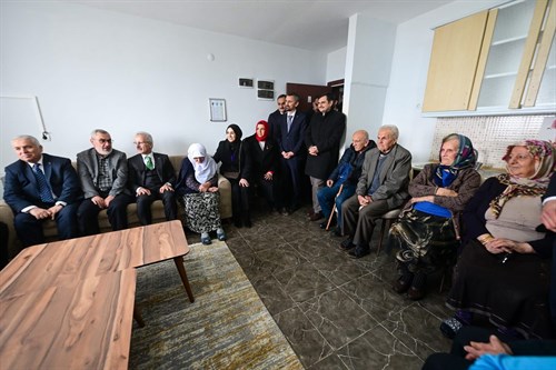 Bakan Uraloğlu ve Vali Aziz Yıldırım Huzurevi Sakinleriyle Buluştu