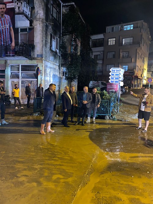 Vali Aziz Yıldırım Sürmene İlçesinde Meydana Gelen Su Taşkınının Etkili Olduğu Alanlarda İncelemelerde Bulundu