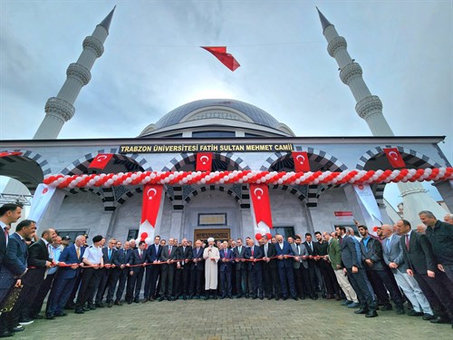 Yaklaşık 5 Bin Kapasiteli Trabzon Üniversitesi Fatih Sultan Mehmet Han Camisi Açıldı