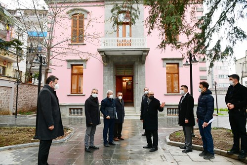 Valimiz İsmail Ustaoğlu, restorasyon çalışmaları devam eden Trabzon Sanatevi binasında incelemelerde bulunarak çalışmalar hakkında bilgi aldı.