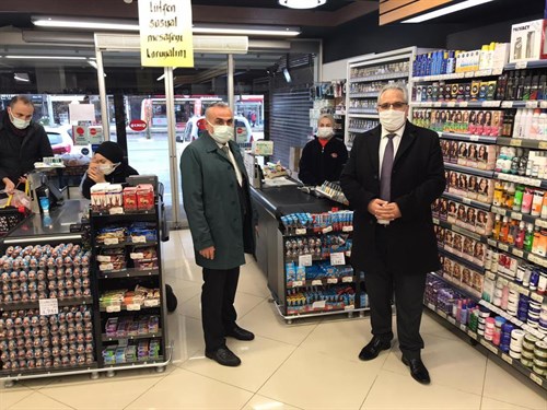 Vali Yardımcımız Mehmet Yapıcı ve beraberindekiler, işyerlerinde denetimlerde bulunarak vatandaşlarımızdan koronavirüs tedbirlerine uymalarını istedi.